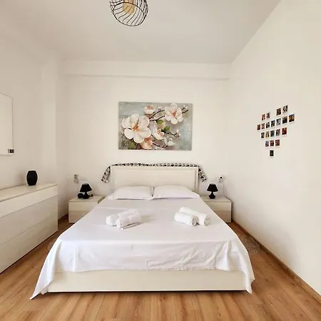 Deluxe For Three 24h Check In * ティラナ